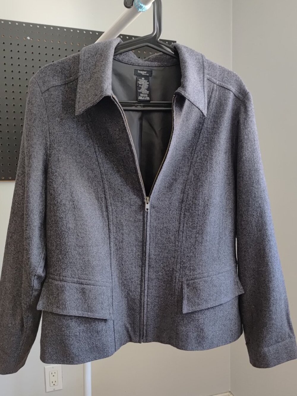 Haggar Jacket women size 10 grey color 50% wool with ziper closing boxy looking